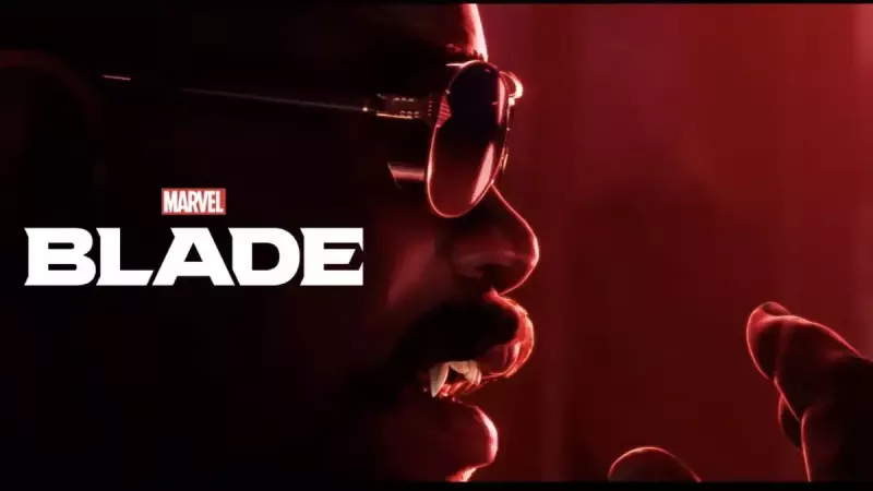 Blade sa tamnim naočarima i logotip igre Marvel’s Blade na crvenoj promotivnoj slici studija Arkane Lyon.