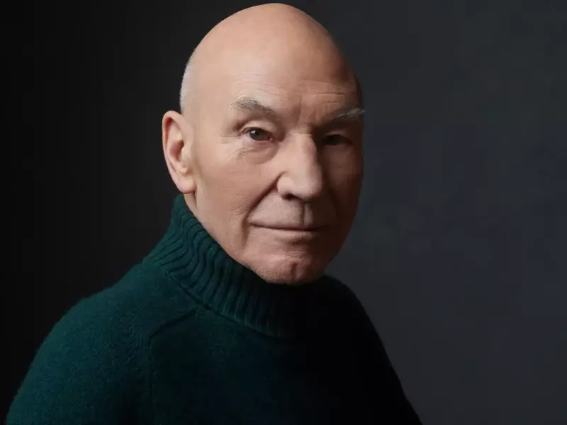 Portret Patricka Stewarta, glasa cara Urijela Septima VII iz Obliviona, u tamnoj rolci na tamnoj pozadini.