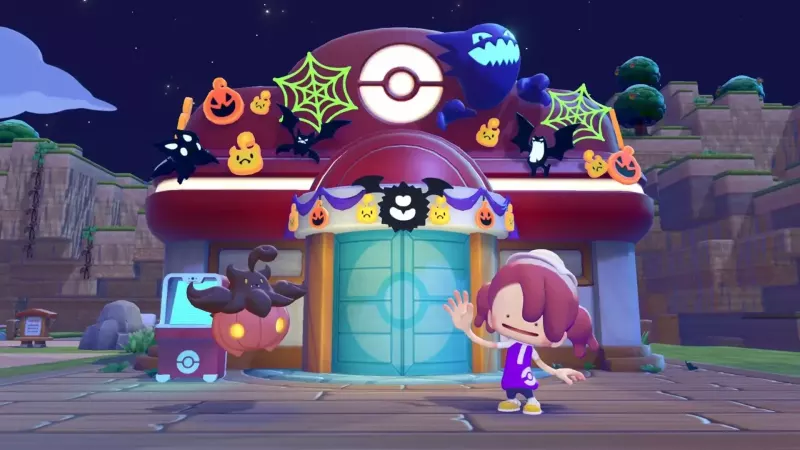 Lik igrača i Pumpkaboo ispred Pokémon centra ukrašenog svetlećim bundevama, paučinom i slepim miševima.