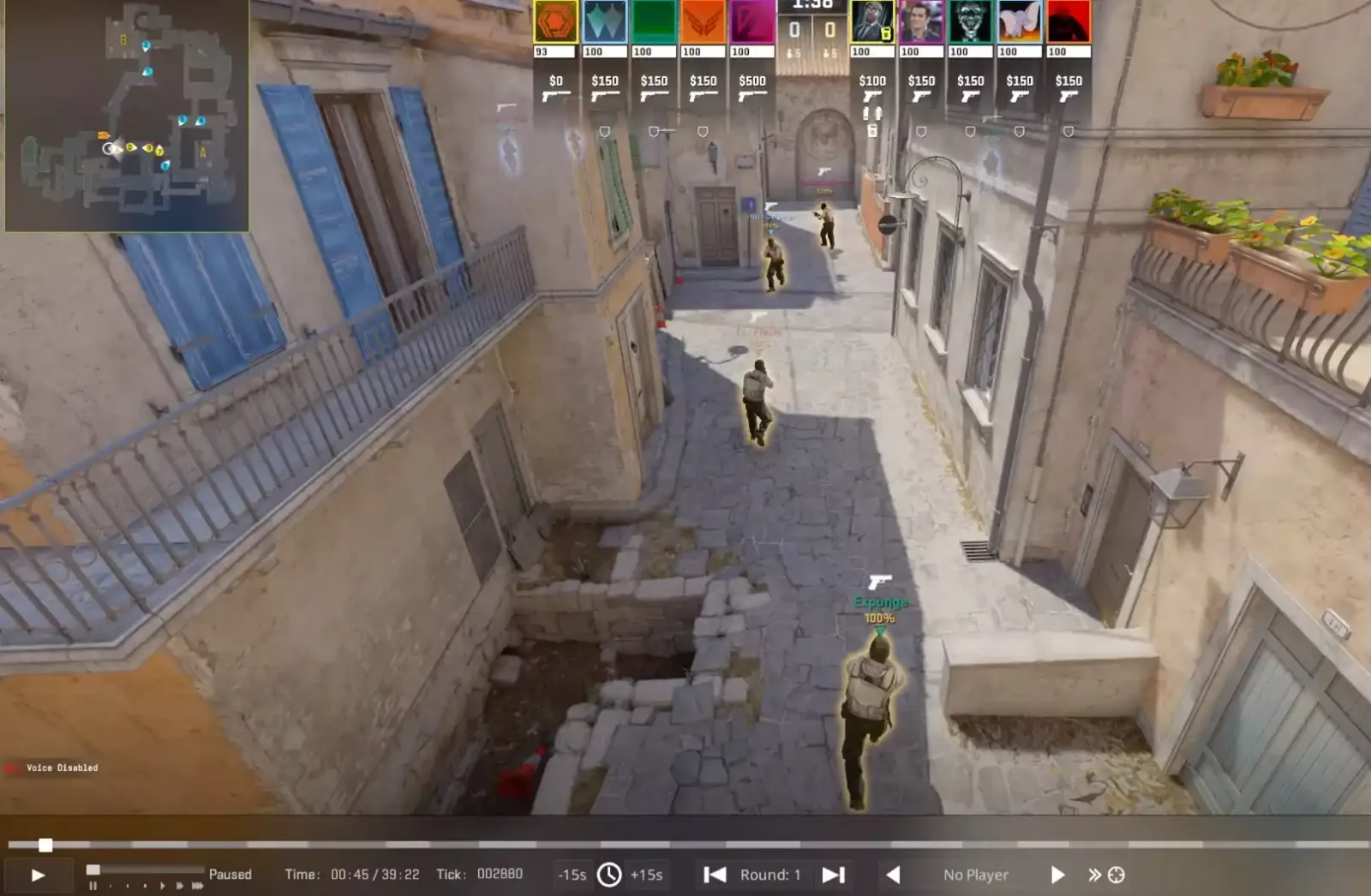 Igrači na ulici mape Inferno u CS2, uz mini-mapu, podatke o timovima i kontrole za reprodukciju snimka.