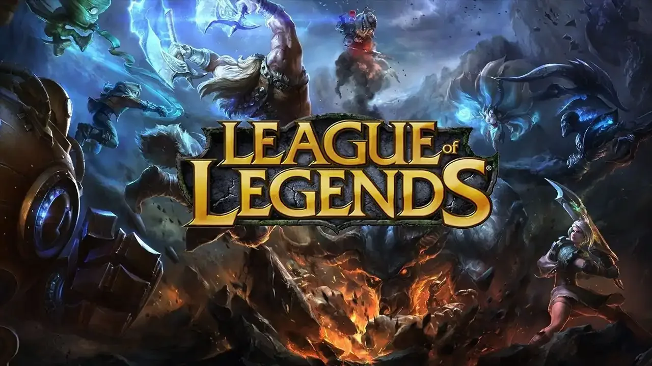 League of Legends šampioni sa oružjem oko zlatnog logotipa igre, uz munje i vatrene efekte.