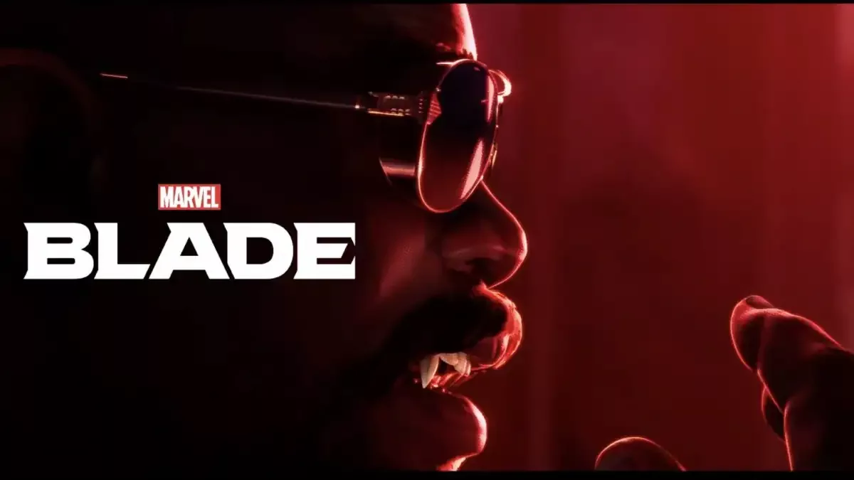 Blade sa tamnim naočarima i logotip igre Marvel’s Blade na crvenoj promotivnoj slici studija Arkane Lyon.