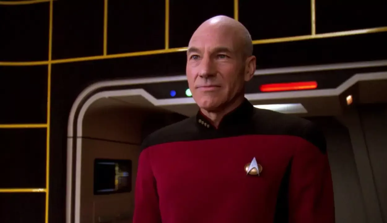 Patrick Stewart u crveno-crnoj uniformi kapetana Pikarda iz serijala Star Trek.