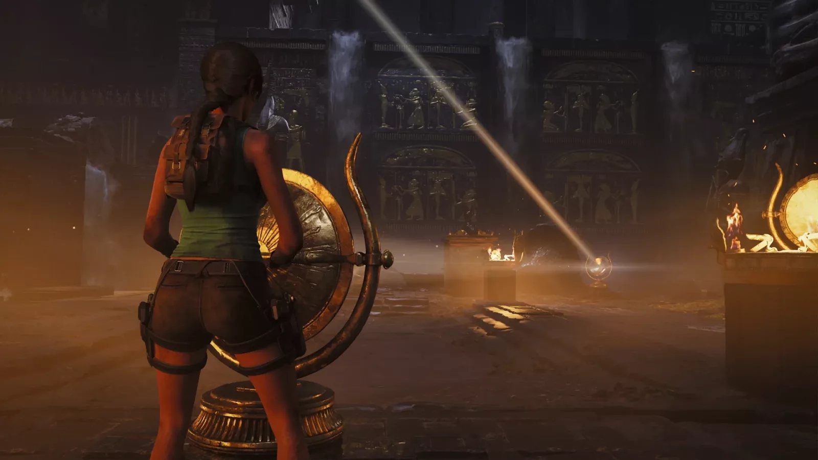 Lara Croft pomera veliko ogledalo u hramu Khamoon u igri Tomb Raider: Legacy of Atlantis