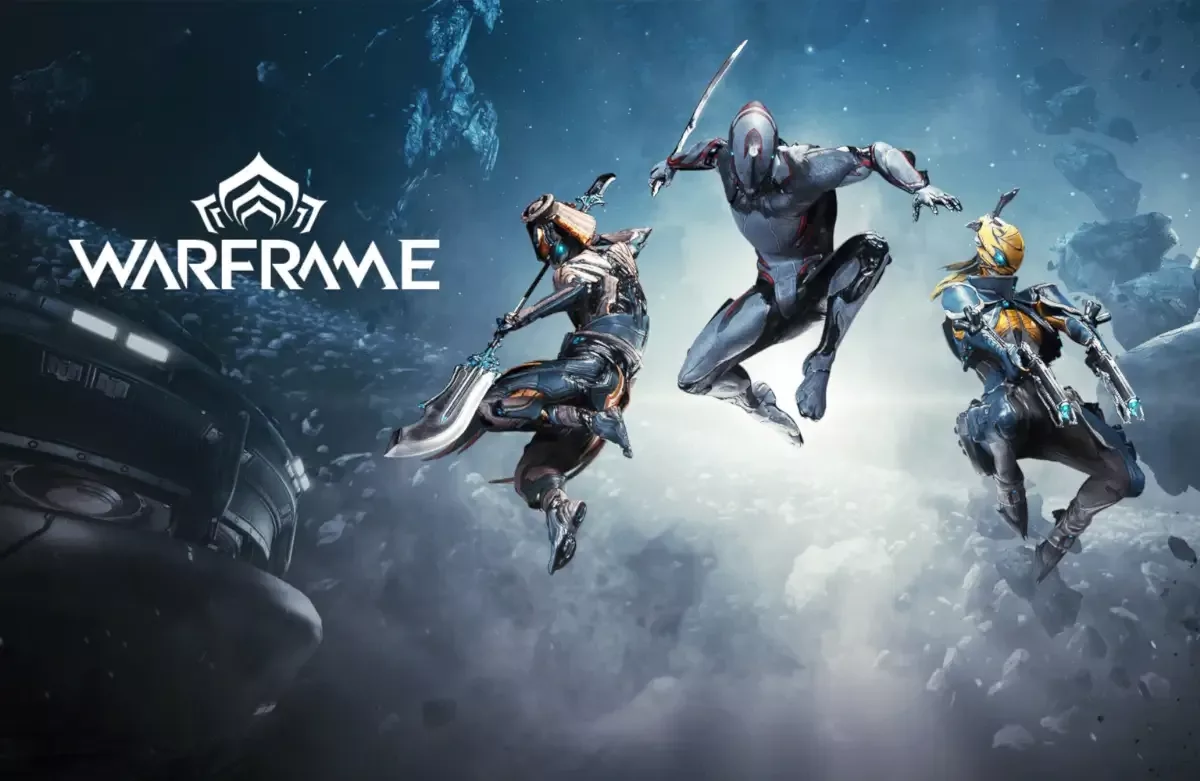 Tri oklopljena Warframe borca sa oružjem među stenama u svemiru, uz beli logotip igre.