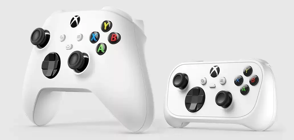 Beli standardni Xbox Wireless Controller i manji beli Xbox Nano postavljeni jedan pored drugog.
